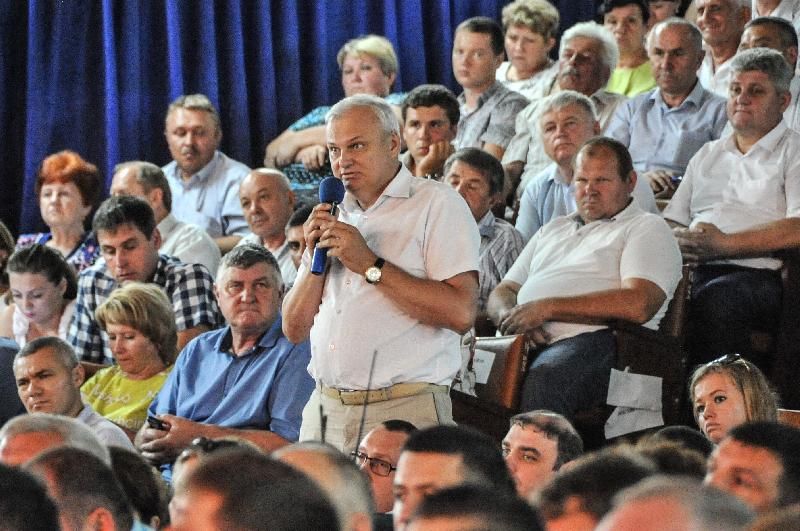 В станице Тбилисской прошло краевое совещание "О ходе уборочной кампании в 2017 году – основные задачи и цели при уборке и сохранности урожая зерновых колосовых и зернобобовых культур". Фото: Полина Титкова