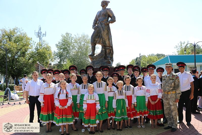 Новокубанск где можно. Памятник казаку Новокубанск. Новокубанск памятник казакам основателям. Казаки Новокубанского района. Памятник казакам основателям хутора Кубанского.