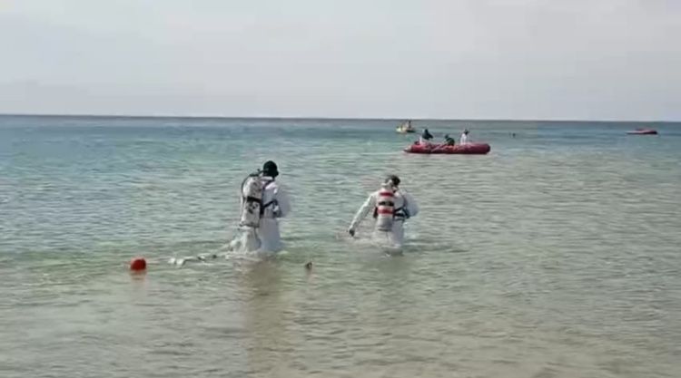 За неделю с морского дна у Анапы подняли почти тысячу мешков с мазутом За неделю с морского дна у Анапы подняли почти тысячу мешков с мазутом