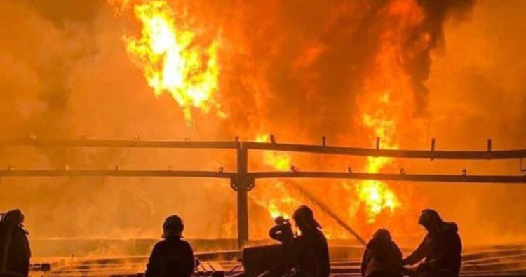 Серьезный пожар в Сочи: на месте работает спецтехника  Серьезный пожар в Сочи: на месте работает спецтехника