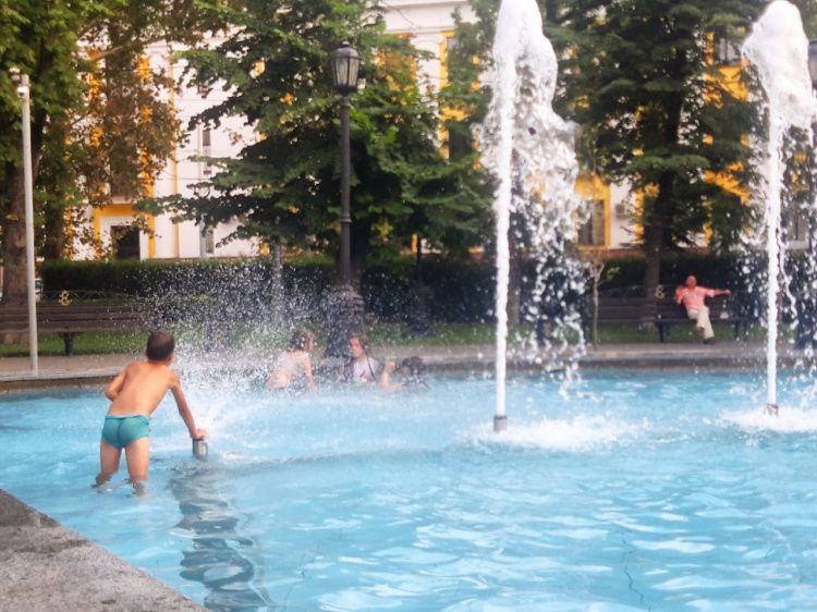Где можно искупаться в краснодаре. Дети в фонтанах Краснодар. Купание в фонтанах Краснодар. Дети купаются в фонтане. Места для купания в Краснодаре.