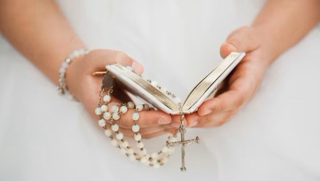 close-up-on-child-hands-during-holy-communion_23-2149377994.jpeg.jpg