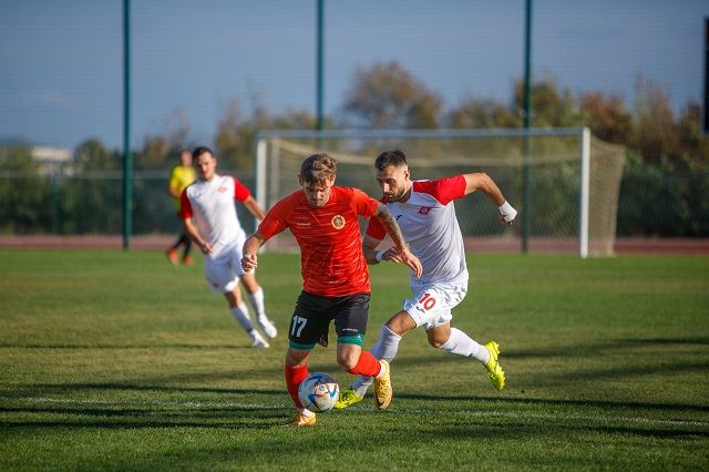 02 Футбол Чемпионат Кубани-2023 Спартак Геленджик-Пионер Ленинградец Дмитрий Хагуп пытается оторваться от геленджичанина Александра Батаева Фото - ФК Спартак Геленджик.jpg 02 Футбол Чемпионат Кубани-2023 Спартак Геленджик-Пионер Ленинградец Дмитрий Хагуп пытается оторваться от геленджичанина Александра Батаева Фото - ФК Спартак Геленджик.jpg