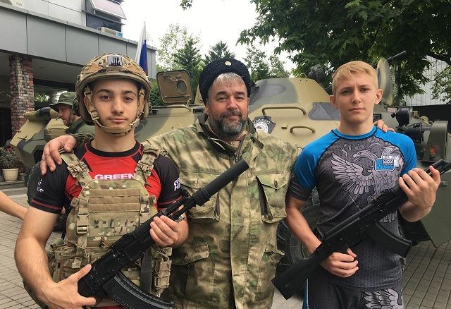 2-АТАМАН СЕХИН С УЧАСТНИКАМИ ВЫСТАВКИ ОРУЖИЯ.jpg 2-АТАМАН СЕХИН С УЧАСТНИКАМИ ВЫСТАВКИ ОРУЖИЯ.jpg