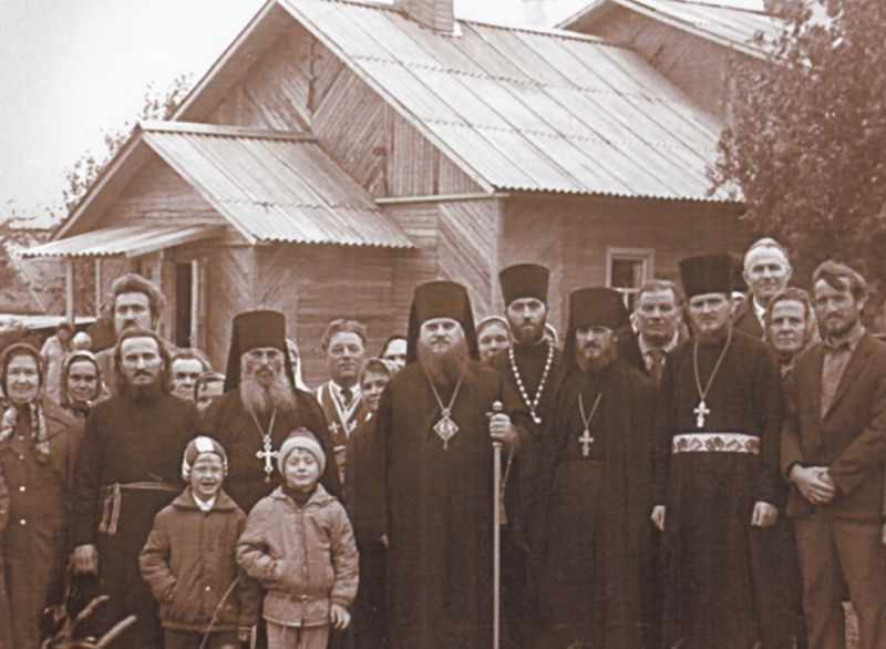 Епископ архангельский и Холмогорский Исидор с прихожанами.jpg