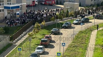 В Краснодаре горит школа! Экстренная эвакуация учеников попала на видео очевидцев