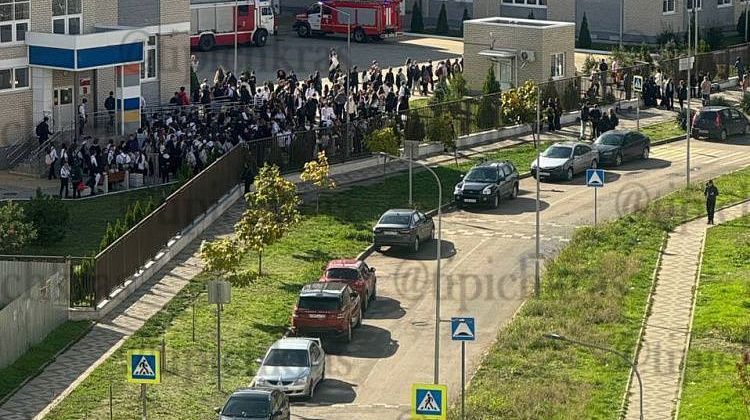 В Краснодаре горит школа! Экстренная эвакуация учеников попала на видео очевидцев В Краснодаре горит школа! Экстренная эвакуация учеников попала на видео очевидцев