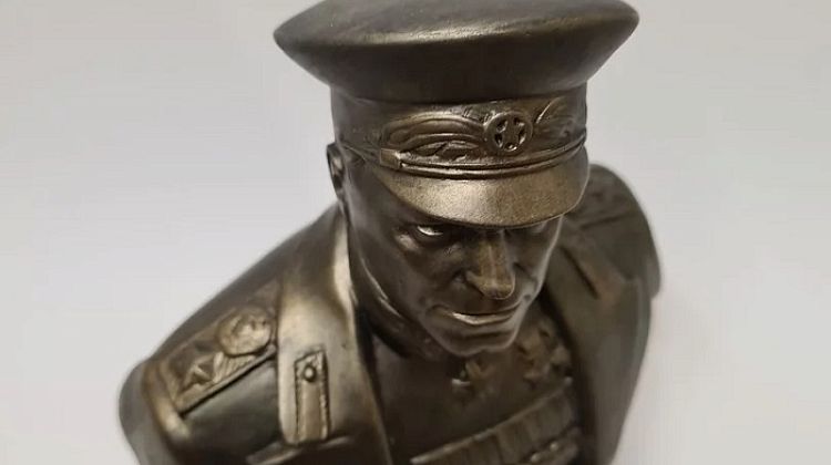 Спецслужбы Украины или подражатель Треповой: некий Санька послал военкорам и политологам бюсты Жукова