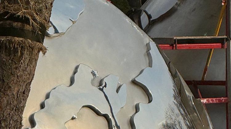 Гигантские руки в Краснодаре: что за новый арт-объект собирают в «Парке Облаков» Гигантские руки в Краснодаре: что за новый арт-объект собирают в «Парке Облаков»