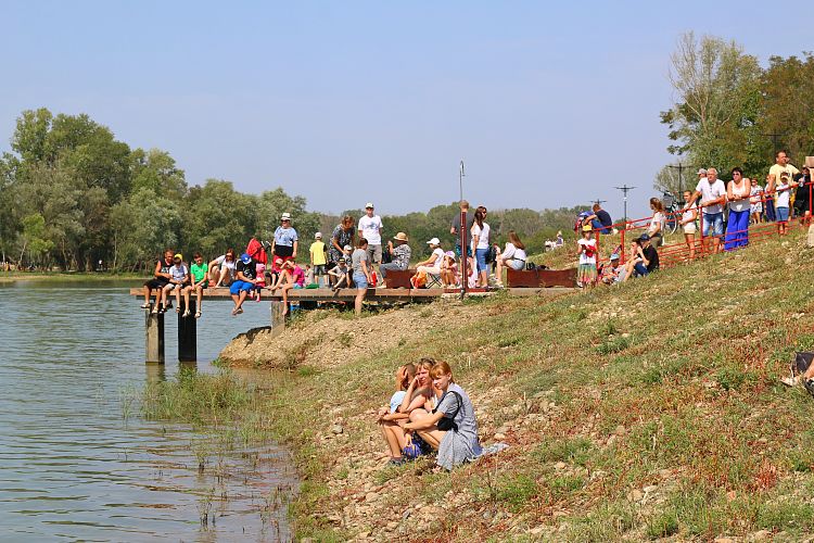 Вода курганинск. Пляж две зари Курганинск. Курганинск парк две зари. Пляж Курганинск. Центральный пляж Курганинск.