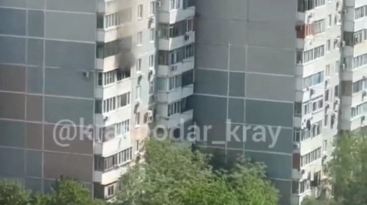 В Краснодаре на Юбилейном горит квартира – на месте  пожарные, полиция и машина реанимации