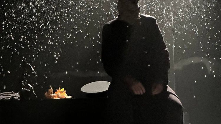 Призрачный детектив: в погоне за Шинелью на сцене Драмтеатра в Краснодаре Призрачный детектив: в погоне за Шинелью на сцене Драмтеатра в Краснодаре