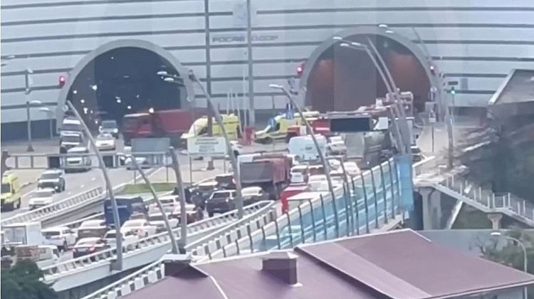 В Сочи сгорел автомобиль в тоннеле: движение намертво перекрыто