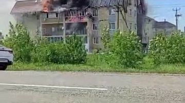 На Кубани горит многоквартирный дом: пламя охватило этаж и мансарду  