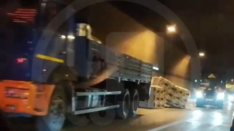 КамАЗ потерял груз в сочинском тоннеле: пробка