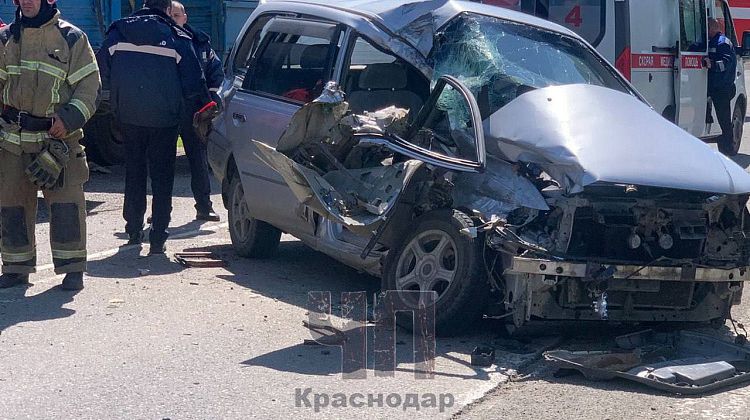 На Кубани произошло смертельное ДТП: иномарку вытолкнуло под колеса большегруза