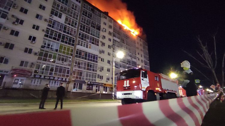 В Анапе горит высотка-самострой: площадь пожара 1000 квадратов, эвакуация, 12 человек спасены