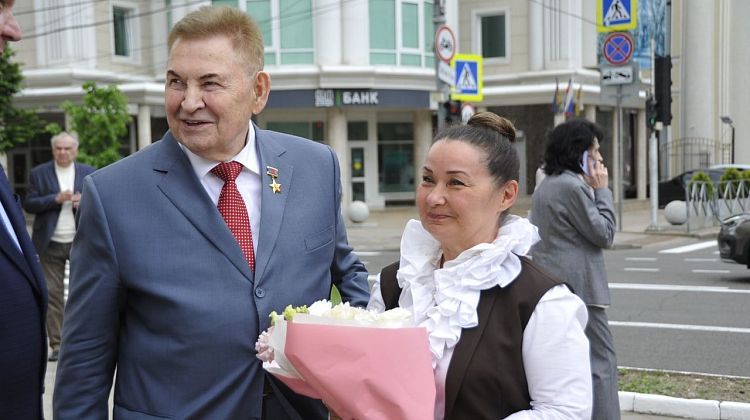 Вениамин Кондратьев наградил лучших журналистов Кубани Вениамин Кондратьев наградил лучших журналистов Кубани