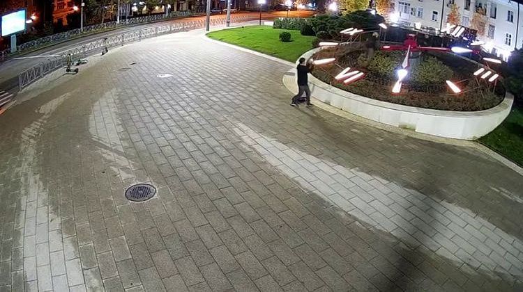 Полиция Краснодара ищет вандалов! Ночью неандертальцы разрушили известную достопримечательность Полиция Краснодара ищет вандалов! Ночью неандертальцы разрушили известную достопримечательность