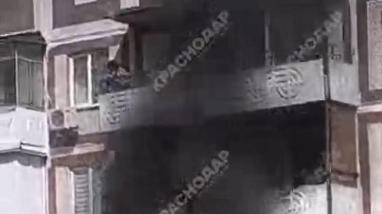 Краснодар, срочно! Пожар в многоэтажке на верхних этажах