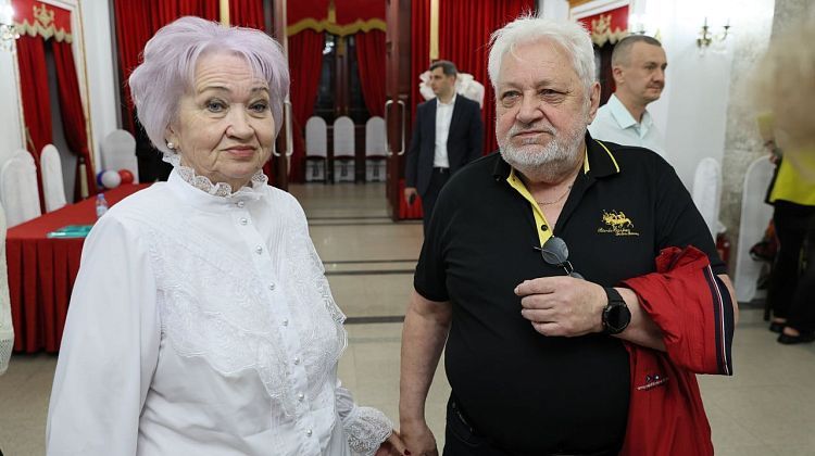 Вениамин Кондратьев наградил лучших журналистов Кубани Вениамин Кондратьев наградил лучших журналистов Кубани