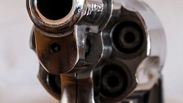 Беспредел! Четверо в черных масках открыли стрельбу средь бела дня