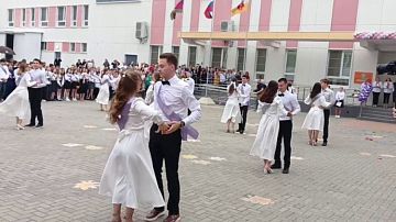 Сегодня  звучит последний звонок для тысяч выпускников: в добрый путь!