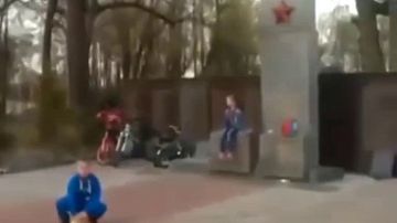В Кущевской дети играли с мячом на памятнике Героям войны: кому нужно распространять фейки?