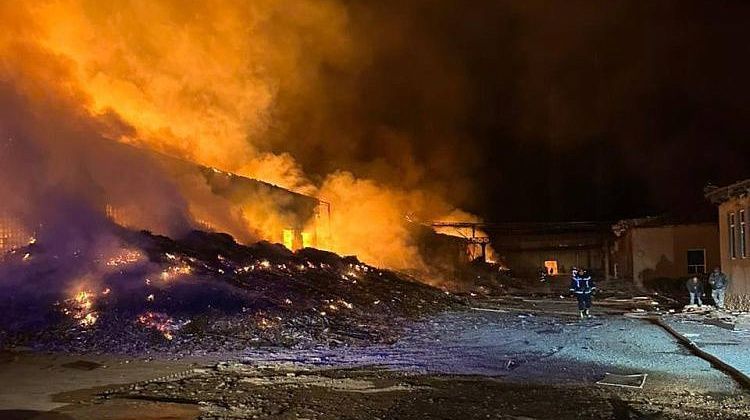 Удары по Украине! В Одессе огонь и гарь, горит топливо, в Сумах - точки ПВО и оружие НАТО Удары по Украине! В Одессе огонь и гарь, горит топливо, в Сумах - точки ПВО и оружие НАТО