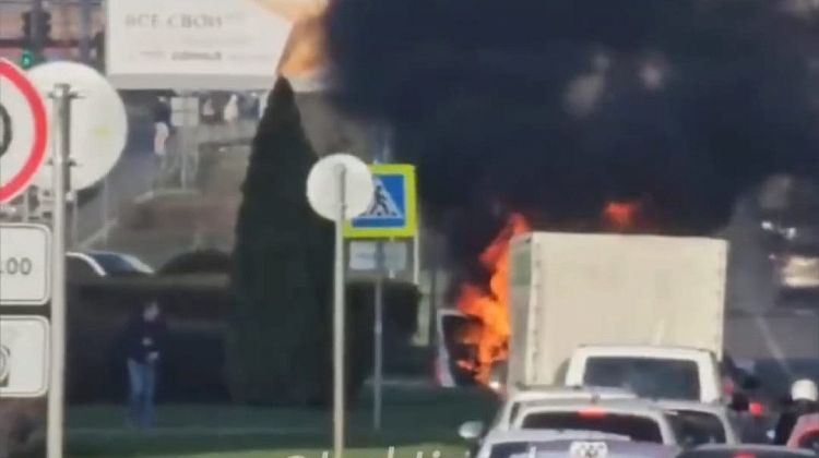 Срочно! В Краснодаре во время движения загорелось такси: что с водителем и пассажирами