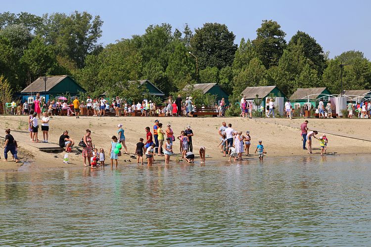 Вода курганинск. Курганинск набережная пляж. Центральный пляж Курганинск. Пляж 2 зари Курганинск. Городской пляж Курганинск 2023.