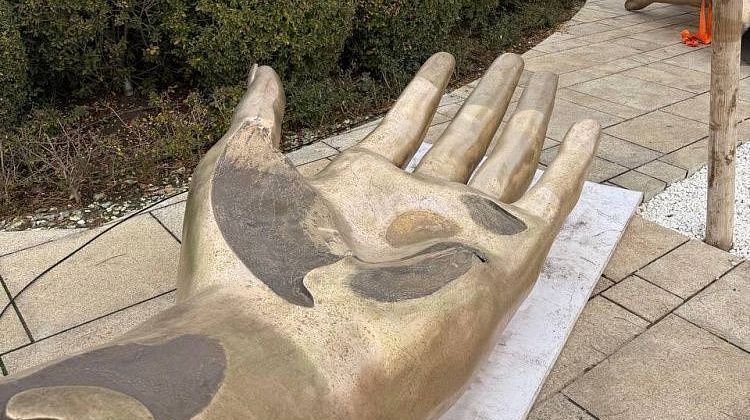 Гигантские руки в Краснодаре: что за новый арт-объект собирают в «Парке Облаков» Гигантские руки в Краснодаре: что за новый арт-объект собирают в «Парке Облаков»