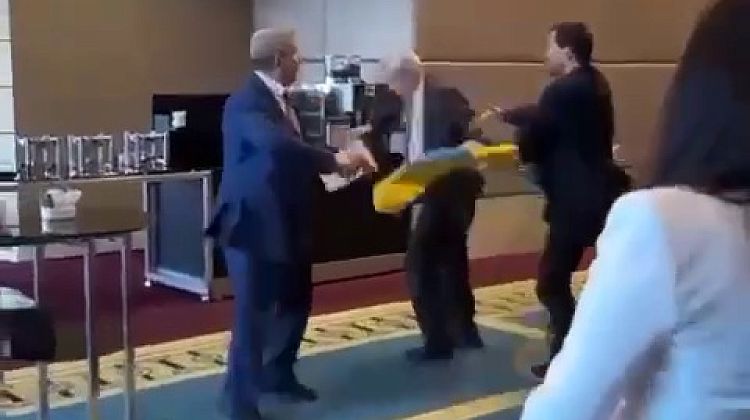 В Анкаре подрались члены саммита : украинский чиновник кричал бандеровские лозунги